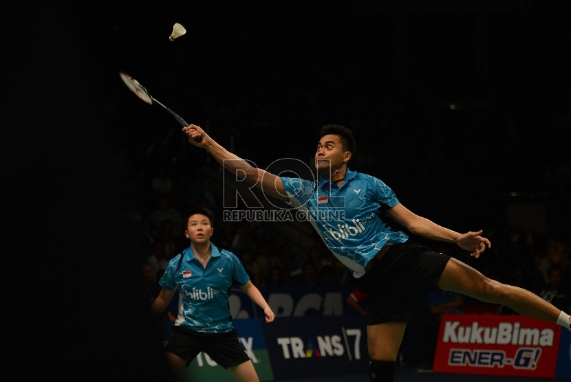 Pasangan ganda campuran Indonesia Tontowi Ahmad (kanan) dan Liliyana Natsir (kiri) berusaha mengembalikan kok ke arah pasangan ganda campuran Tiongkok Liu Cheng dan Bao Yixin dalam babak perempat final turnamen bulutangkis BCA Indonesia Open Superseries Pr