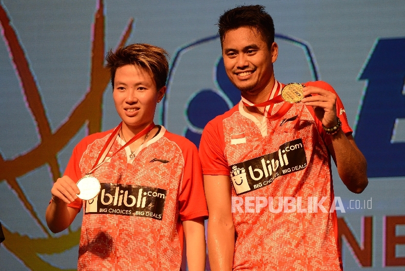 Pasangan ganda campuran Indonesia Tontowi Ahmad/Liliyana Natsir menerima medali seusai menjadi juara dalam final BCA Indonesia Open Superseries Premier 2017 di JCC Senayan, Jakarta, Ahad (18/6). 