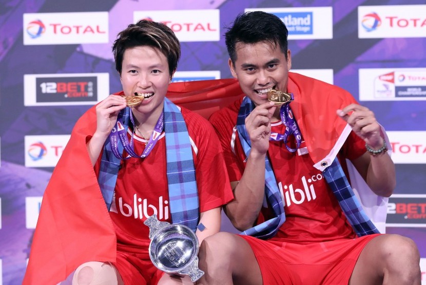 Pasangan ganda campuran Indonesia, Tontowi Ahmad/Liliyana Natsir meraih gelar juara dunia 2017 yang merupakan kedua kalinya bagi pasangan ini, Ahad (27/8). Bagi Liliyana Natsir, gelar ini merupakan gelar juara dunia keempat kalinya.