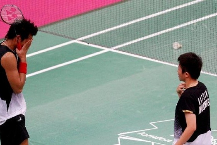 Pasangan ganda campuran Indonesia, Totowi Ahmad (kiri) dan Liliyana Natsir (kanan) menyampaikan permintaan maafnya karena tak mampu menyumbangkan sekeping medali di ajang Olimpiade London 2012.