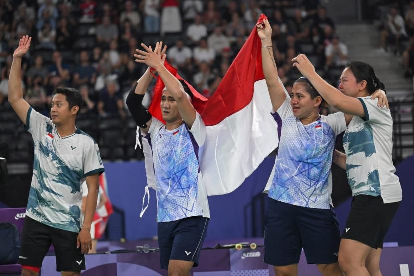 Pasangan ganda campuran para bulu tangkis Indonesia Leani Ratri Oktila/Hikmat Ramdani (tengah) selepas mengalahkan kompatriotnya Khalimatus Sadiyah/Freddy Setiawan pada final partai final ganda campuran SL3-SU5.