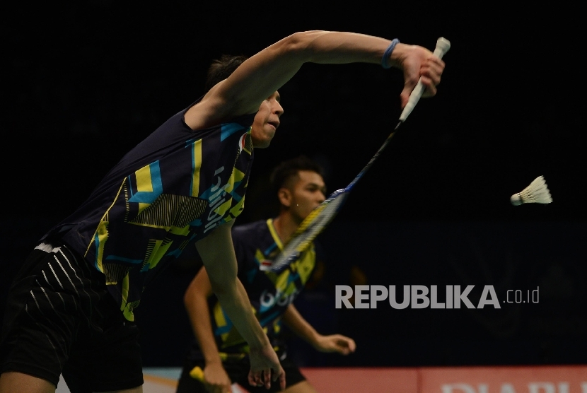 Pasangan ganda putra Indonesia Fajar Alfian/Muhammad Rian Ardianto berusaha mengembalikan kok ke arah pasangan Denmark  Mathias Boe/Carsten Mogensen dalam laga semifinal BCA Indonesia Open Super Series Premier 2017 di JCC Senayan, Jakarta, Sabtu (17/6).