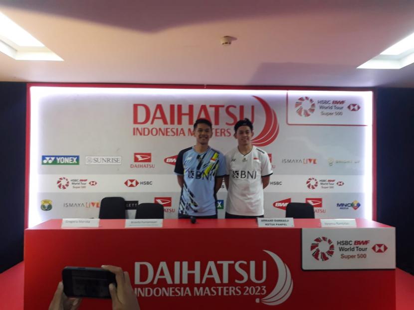Pasangan ganda putra Indonesia ranking satu dunia Fajar Alfian/Muhammad Rian Ardianto usai pertandingan hari pertama Indonesia Masters 2023, di Istora Senayan, Jakarta, Selasa (24/1/2023). 