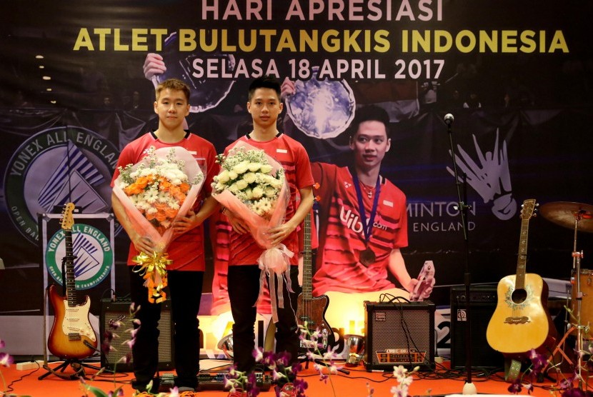 Pasangan ganda putra, Kevin Sanjaya Sukamuljo/Marcus Gideon Fernaldi meraih penghargaan dalam acara bertajuk Hari Apresiasi Atlet Bulu Tangkis Indonesia di Menara Kuningan, Jakarta, Selasa (18/4).
