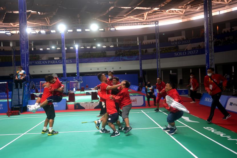 Pasangan ganda putra para badminton beregu putra Indonesia Hary Susanto dan Hafizh Prawiranegara serta official tim melakukan selebrasi usai memastikan medali emas cabang Para Badminton ASEAN Para Games Solo 2022 melawan ganda putra Thailand di Edutorium KH Ahmad Dahlan, Surakarta, Jawa Tengah, Ahad (31/7/2022).