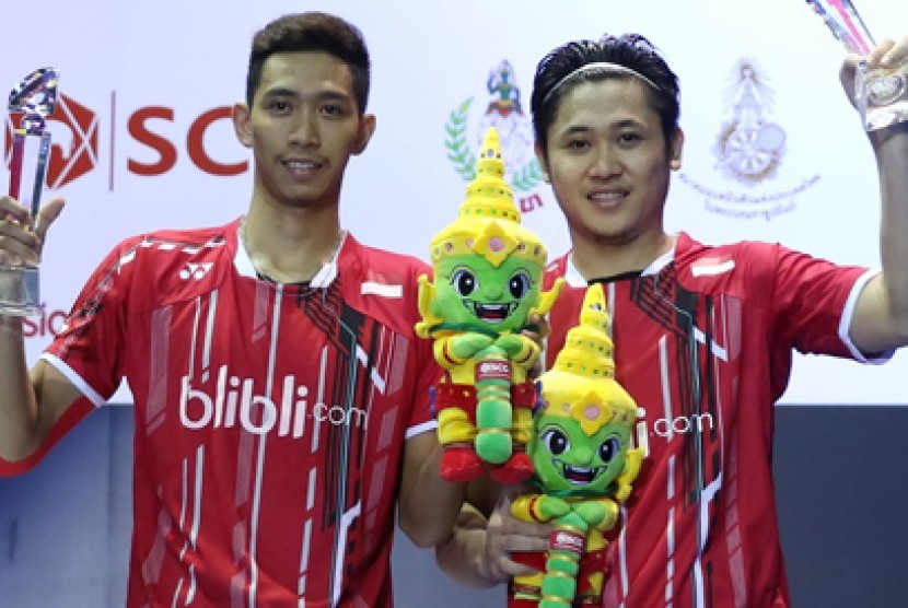 Pasangan ganda putra Wahyu Nayaka/Ade Yusuf menjuarai turnamen Thailand Open GPG 2015, Ahad (4/10)