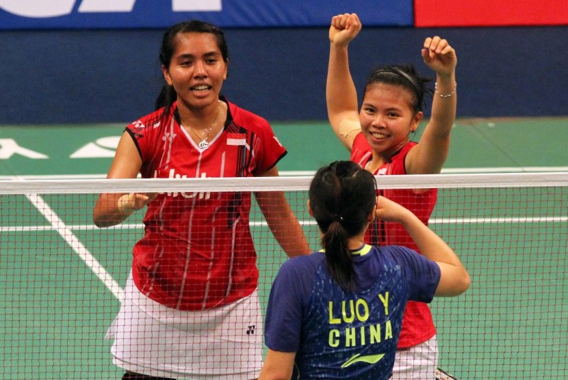 Pasangan ganda putri Greysia Polii/Nitya Krishinda Maheswari usai mengalahkan pasangan Cina, Luo Ying/Luo Yu di BCA Indonesia Open 2015