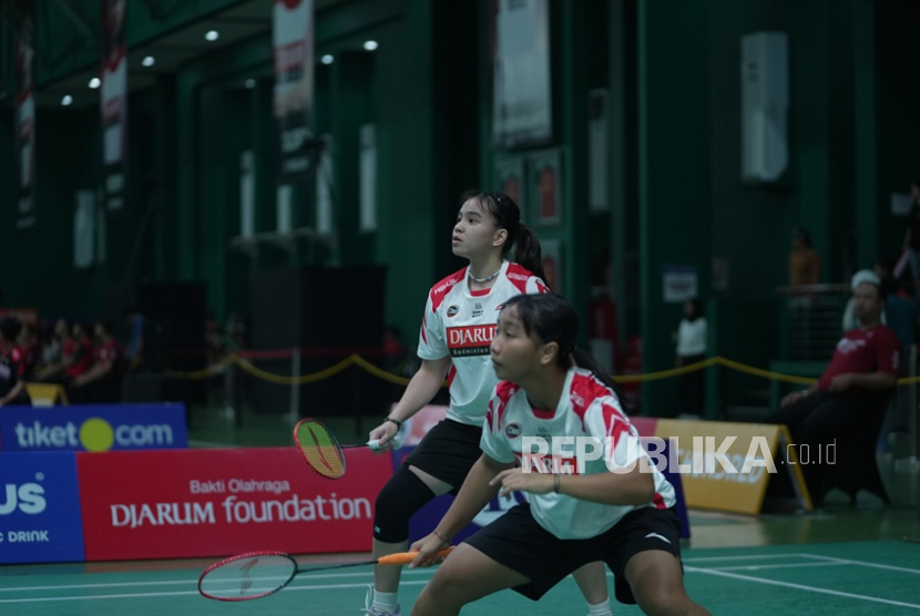  Pasangan ganda putri Hillary Lilyana Supit/Wishell Zadine Andua Nova dari Tim Djarum beraksi pada semifinal U-15 Putri Polytron Superliga Junior 2025 di GOR Djarum, Jati, Kudus, Sabtu (20/9/2025).