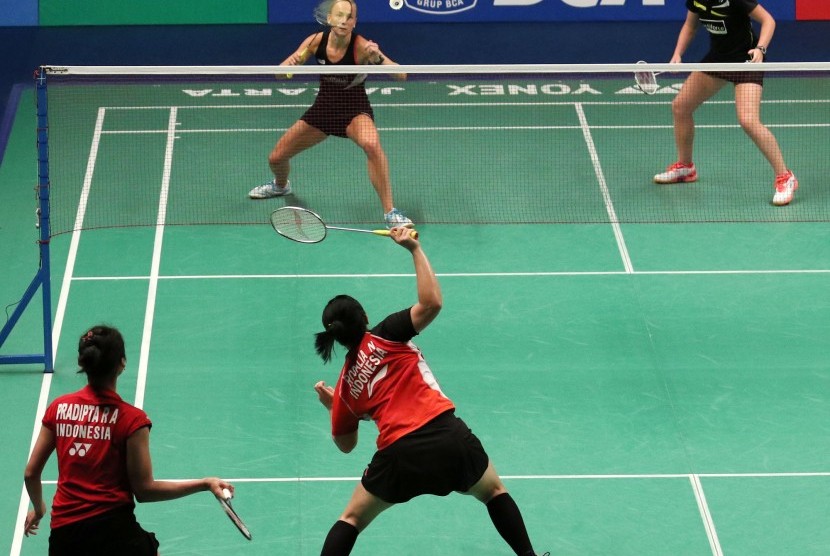 Pasangan ganda putri Indonesia, Tiara Rosalia/Rizky Amelia Pradpta saat melawan pasangan Belanda, Eefje Muskens/Selena Piek di babak perempat final BCA Indonesia Open Super Series Premier 2016, Jumat (3/6).