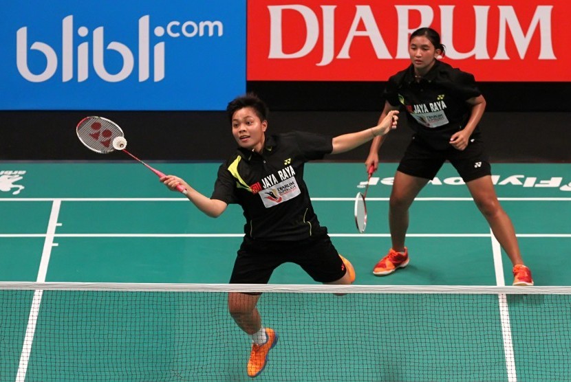 Pasangan ganda putri Jaya Raya, Apriani/Jauza Fadilah Sugiarto dalam turnamen Djarum Superliga Badminton 2017, Ahad (19/2).