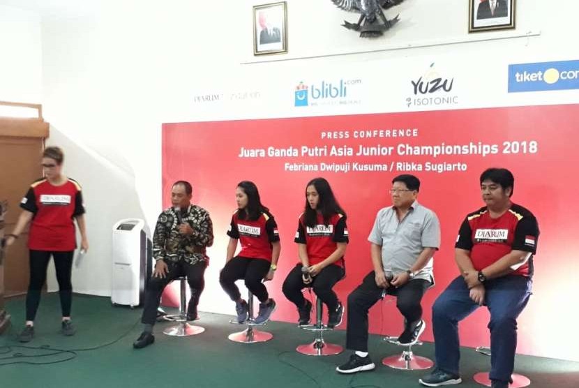 Pasangan ganda putri junior Ribka Sugiarto dan Febriana Dwipuji Kusuma, tengah menerima bonus dari Bakti Olahraga Djarum Foundation di Kediaman Bupati Karanganyar, Solo, Jawa Tengah, Sabtu (4/8).