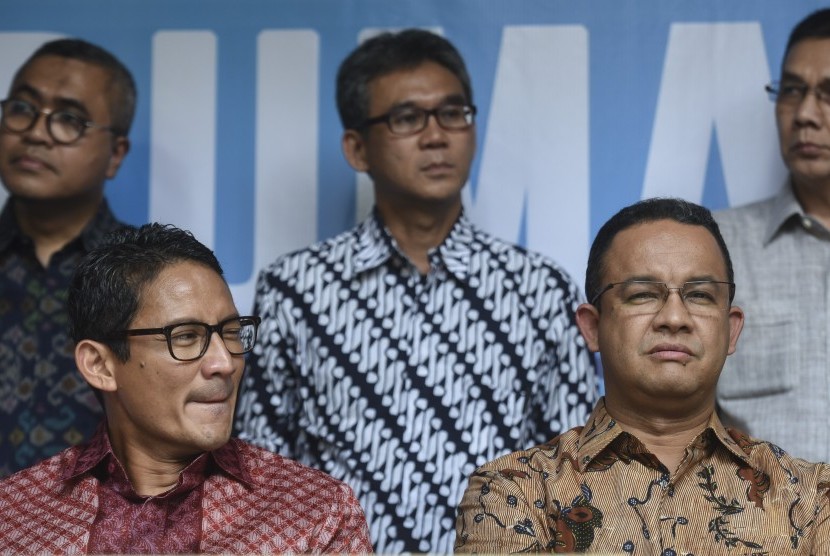 Pasangan Gubernur dan Wakil Gubernur DKI terpilih Anies Baswedan (kanan)-Sandiaga Uno (kiri) menggelar konferensi pers di Rumah Partisipasi, Jalan Borobudur, Jakarta, Senin (15/5). 