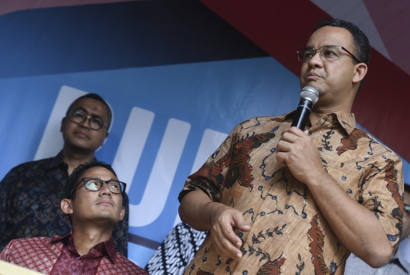 Pasangan Gubernur dan Wakil Gubernur DKI terpilih Anies Baswedan (kanan)-Sandiaga Uno (kiri) menggelar konferensi pers di Rumah Partisipasi, Jalan Borobudur, Jakarta, Senin (15/5). 