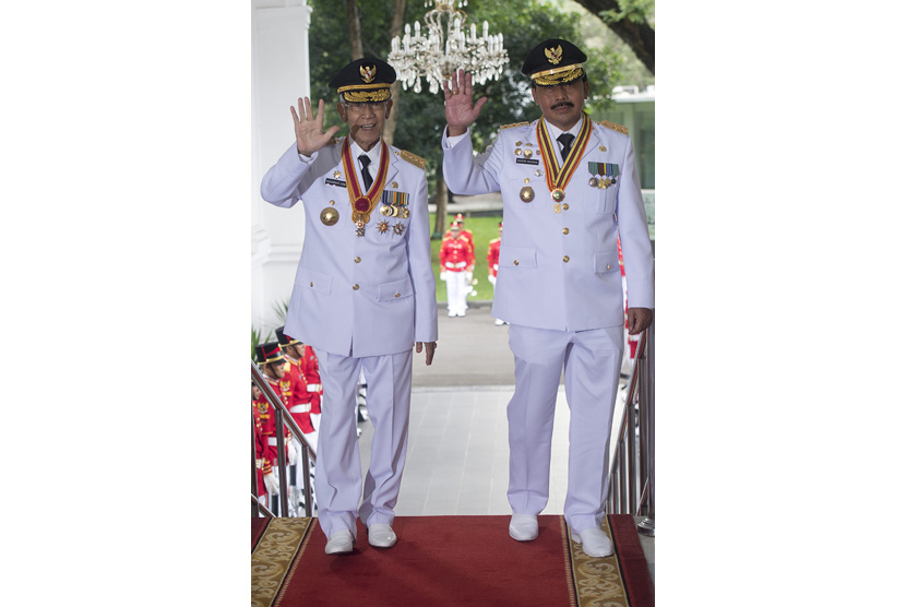 Pasangan Gubernur dan Wakil Gubernur terpilih Kepulauan Riau, Muhammad Sani (kiri) dan Nurdin Basirun (kanan) berpose sebelum menerima petikan Keppres dari Presiden Joko Widodo di Istana Merdeka, Jakarta, Jumat (12/2).