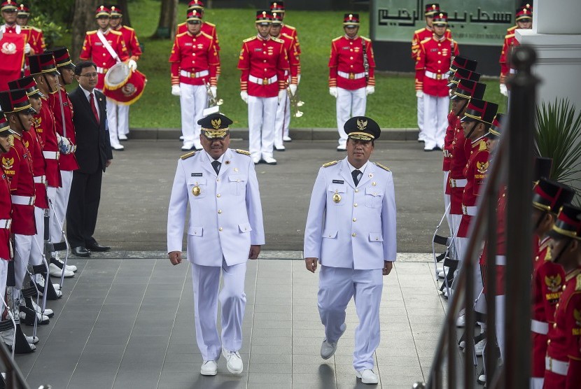Pasangan Gubernur dan Wakil Gubernur terpilih Sulawesi Utara, Olly Dondokambey (kiri) dan Steven O.E. Kandouw (kanan) berjalan menuju Istana Merdeka untuk menerima petikan Keppres dari Presiden Joko Widodo di Jakarta, Jumat (12/2). 