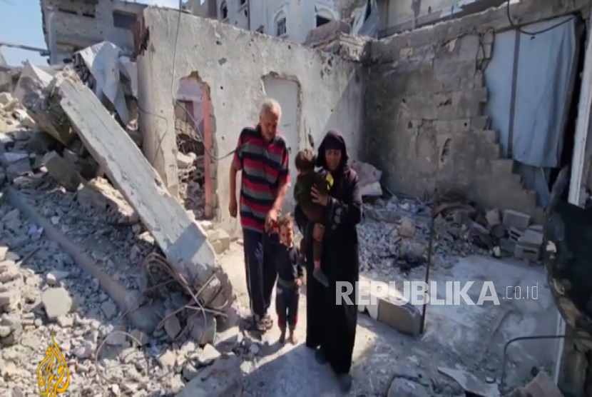 Pasangan Hamed dan Rida Aliwa merawat anak-anak yatim di Gaza