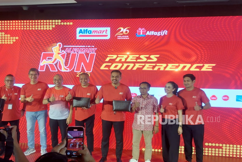 Pasangan Ibnu Jamil dan Ririn Ekawati (kanan) berfoto dalam konferensi pers lomba lari Alfamart Run 2025 pada Kamis (10/7/2025) di BSD, Tangerang Selatan. Alfamart Run 2025 akan berlangsung Ahad, 19 Oktober 2025, di Plaza Parkir Timur Senayan, Gelora Bung Karno, Senayan, Jakarta.