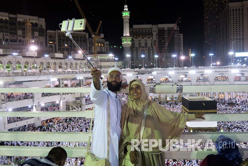Pasangan jamaah ber-swafoto di balkon Masjidil Haram. REUTERS/Ahmed Jadallah