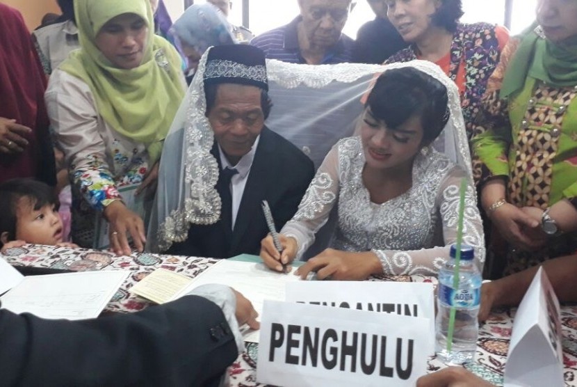 Pasangan Joni dan Isa mengucap akad nikah di Kantor Kelurahan Pekojan, Tambora, Jakarta Barat, Jumat (7/7).