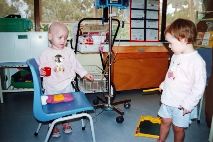 Pasangan kembar ini dinyatakan menderita kanker darah di tahun 2002 hanya berselang satu tahun.