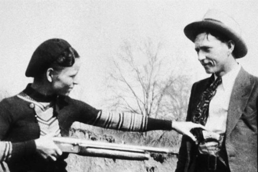 Pasangan kriminal Amerika di era 1930-an, Bonnie Parker dan Clyde Barrow.