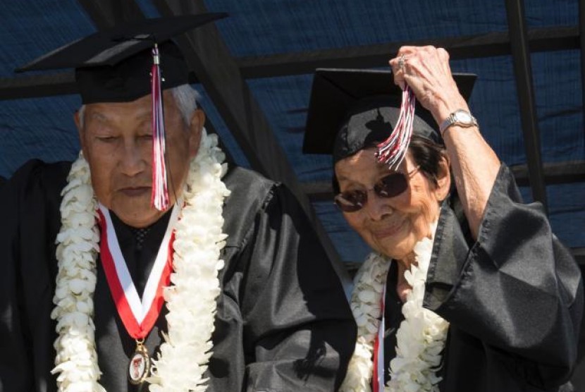 Pasangan lansia keturunan AS-Jepang George dan istrinya Miko Kaihara diwisuda SMP setelah tertunda sejak Perang Dunia II.