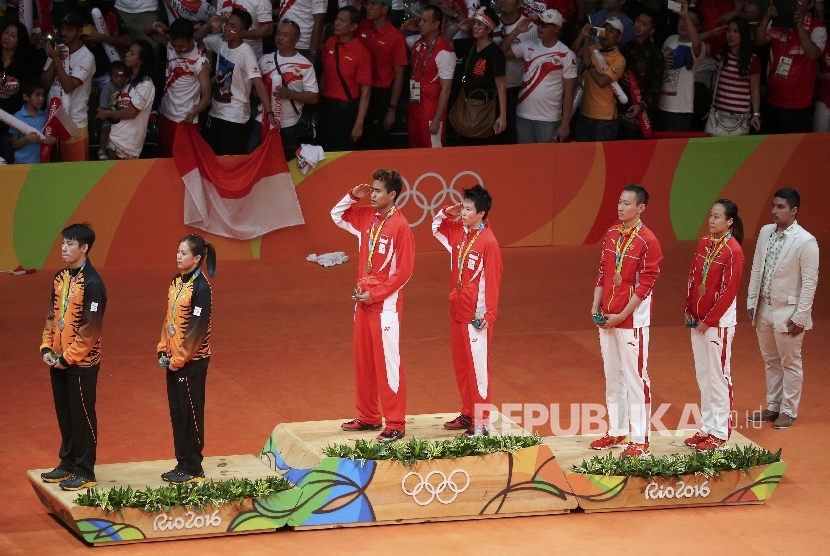 Pasangan Liliyana Natsir dan Tontowi Ahmad saat lagu kebangsaan Indonesia dikumandangkan. 
