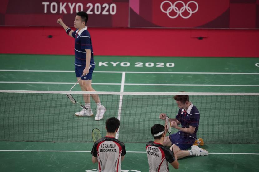 Pasangan Malaysia Aaron Chia/Soh Wooi Yik melakukan selebrasi usai mengalahkan pasangan Indonesia Marcus Fernaldi Gideon/Kevin Sanjaya Sukamuljo pada pertandingan perempat final ganda putra Olimpiade Musim Panas 2020, Kamis, 29 Juli 2021, di Tokyo, Jepang.