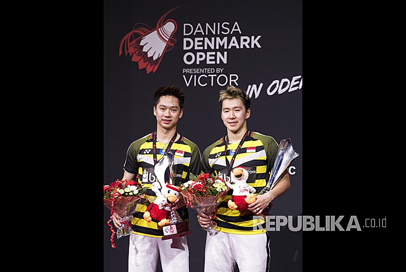 Pasangan Marcus Fernaldi Gideon dan  Kevin Sanjaya menerima trofi setelah mengalahkan pasangan Jepang Takeshi Kamura dan  Keigo Sonoda pada laga final ganda putra  Denmark Open di Odense, Denmark, Ahad (21/10)