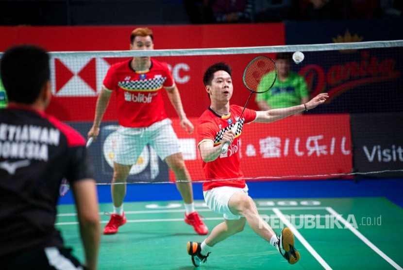 Pasangan Marcus Fernando Gideon dan Kevin Sanjaya Sukamuljo (kanan) pada laga  final Ganda Putra Denmark Open di Odense, Denmark, Ahad (20/10).