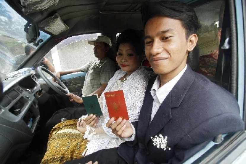   Pasangan Mardiansyah Ari (24th) dan Restianingsih (19th) melakukan akad nikah di Kantor Urusan Agama Kebon Jeruk, Jakarta Barat,