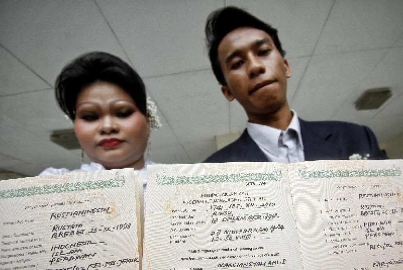  Pasangan Mardiansyah Ari (24th) dan Restianingsih (19th) melakukan akad nikah di Kantor Urusan Agama Kebon Jeruk, Jakarta Barat