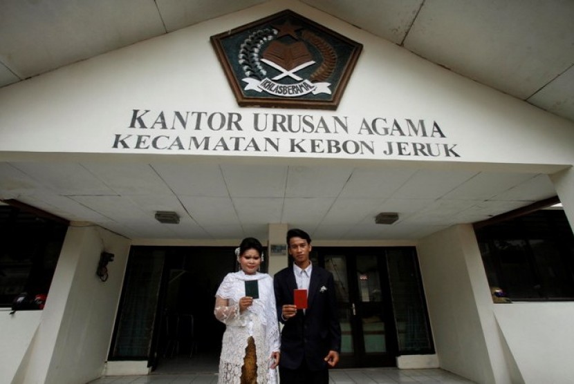 Pasangan menikah di kantor urusan agama (KUA).