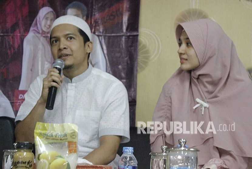 Pasangan muda Dimas Seto dan Dini Aminarti saat berbagi pengalaman tentang berhijrah di Masjid At-Taqwa Thamrin Residence, Jakarta, Ahad (8/4).