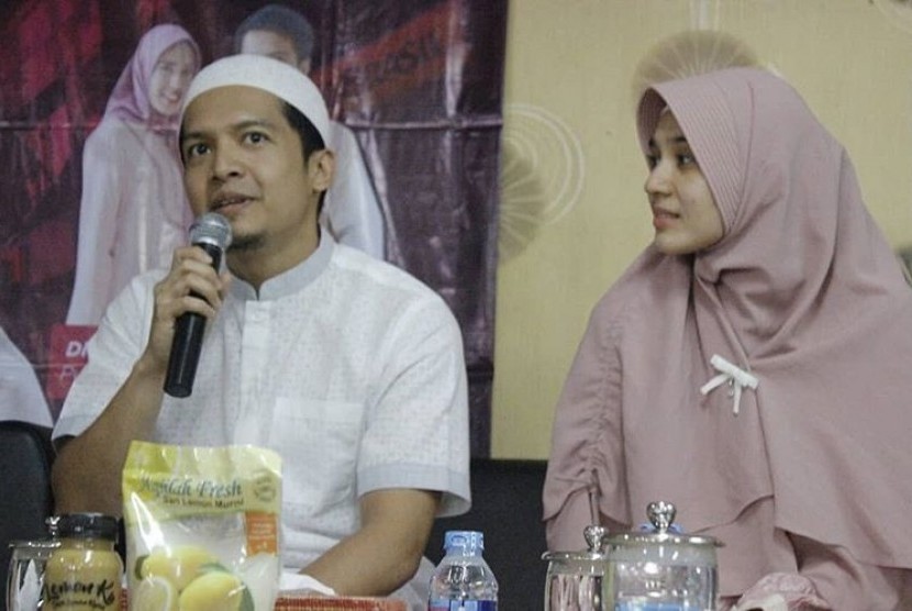 Pasangan muda Dimas Seto dan Dini Aminarti saat berbagi pengalaman tentang berhijrah di Masjid At-Taqwa Thamrin Residence, Jakarta, Ahad (8/4).