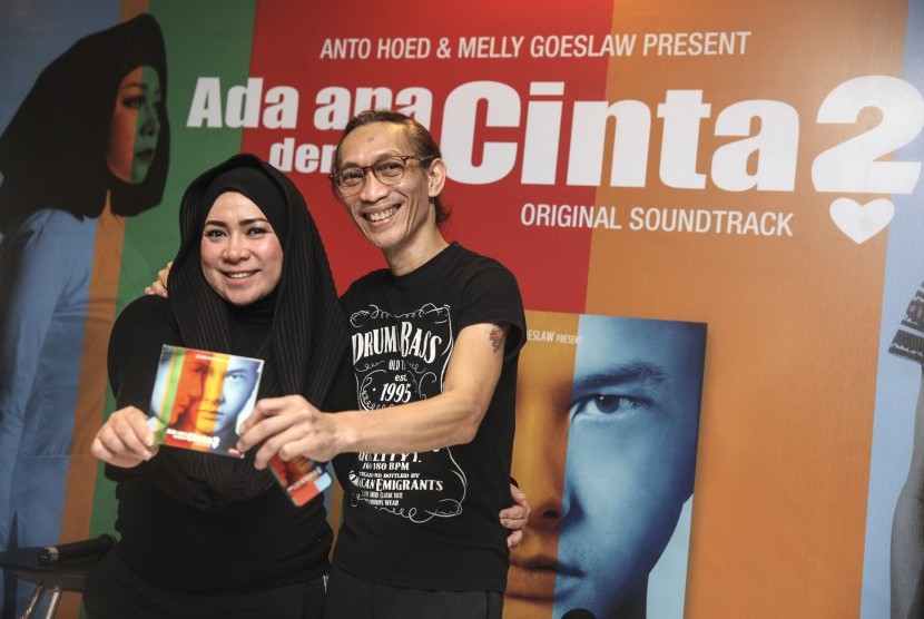 Pasangan musisi Melly Goeslaw dan Anto Hoed berpose bersama album baru soundtrack film Ada Apa Dengan Cinta 2 pada peluncuran album tersebut di Jakarta, Rabu (20/4). 