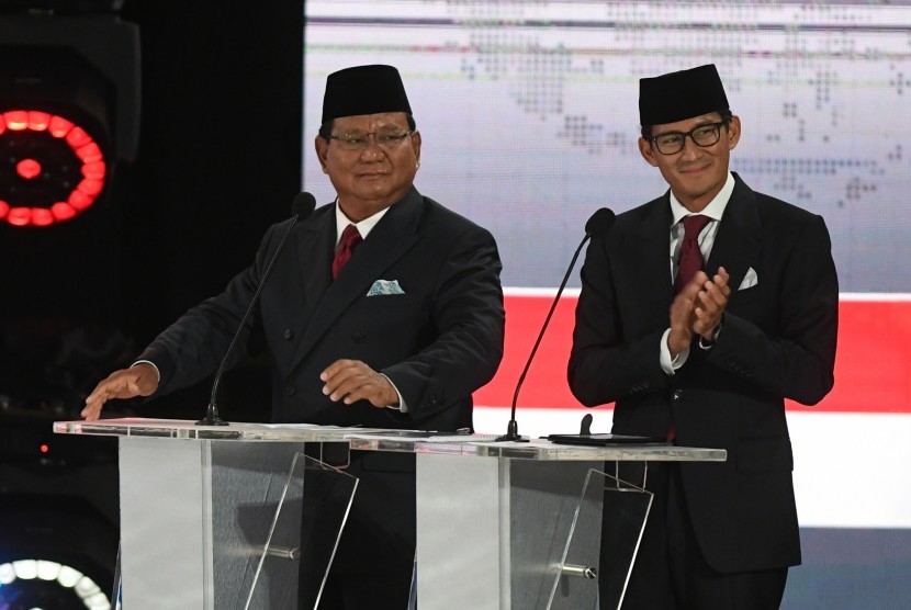 Pasangan nomor urut 02 Prabowo Subianto dan Sandiaga Uno mengikuti debat kelima Pilpres 2019 di Hotel Sultan, Jakarta, Sabtu (13/4/2019).