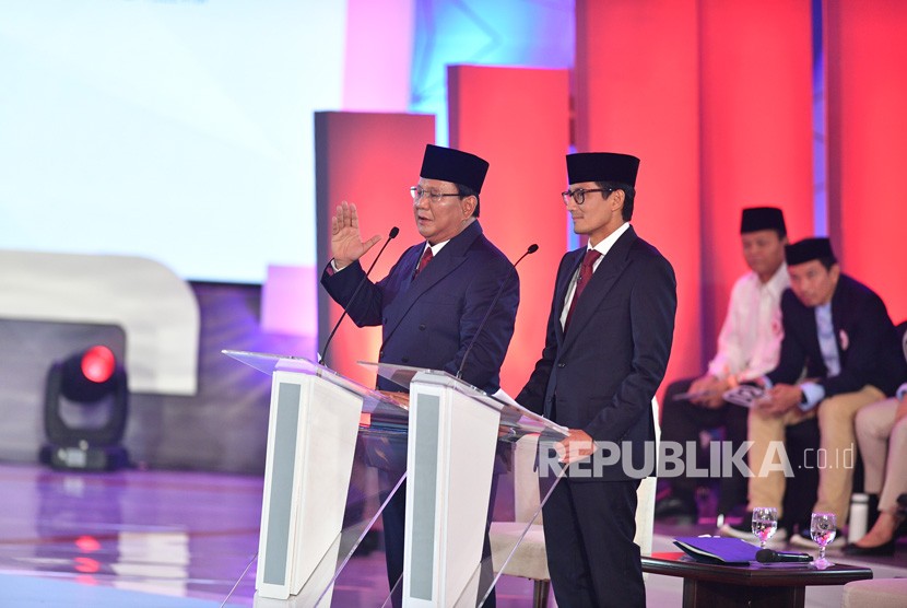 Pasangan nomor urut 02 Prabowo Subianto (kiri) dan Sandiaga Uno mengikuti debat pertama Pilpres 2019, di Hotel Bidakara, Jakarta, Kamis (17/1/2019).