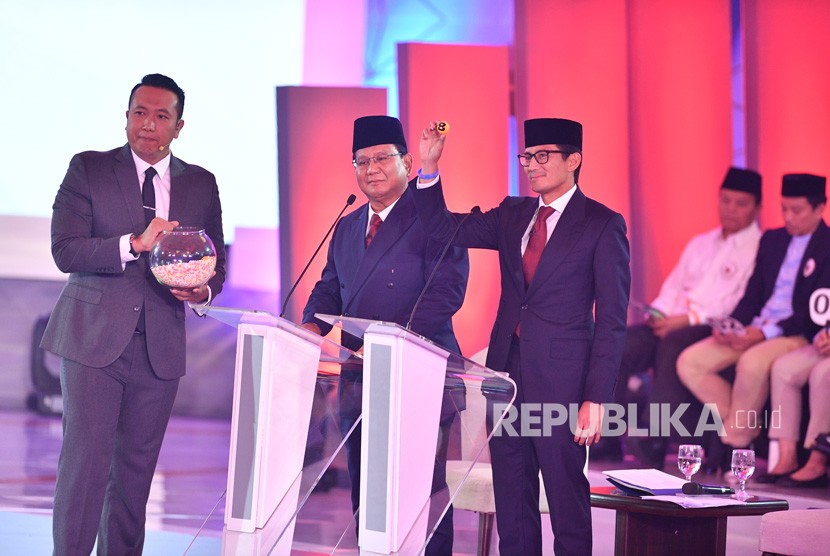 Pasangan nomor urut 02 Prabowo Subianto (tengah) dan Sandiaga Uno (kanan) mengambil undian pertanyaan saat debat pertama Pilpres 2019, di Hotel Bidakara, Jakarta, Kamis (17/1/2019).