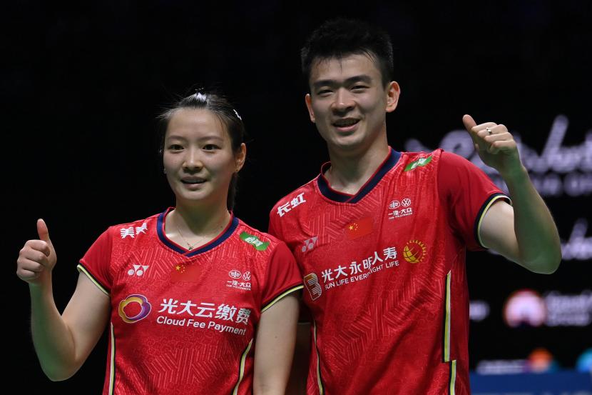 Pasangan pebulu tangkis ganda campuran Cina Huang Ya Qiong (kiri) dan Zheng Si Wei (kanan) berpose usai meraih juara Indonesia Open, Ahad (19/6/2022).
