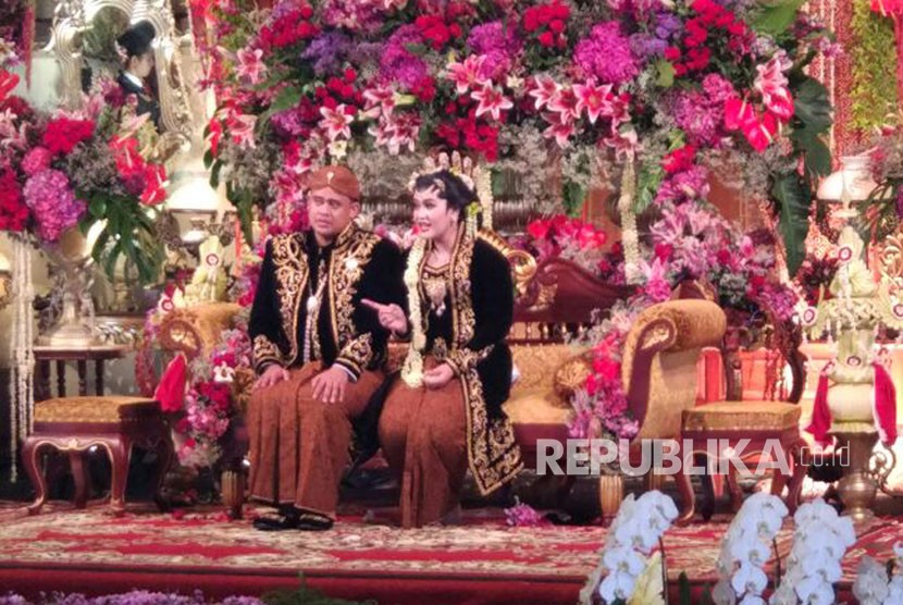 Pasangan pengantin baru, Kahiyang Ayu dan Bobby Nasution, menyalami tamu undangan yang hadir dalam sesi resepsi siang, Rabu (8/11). 
