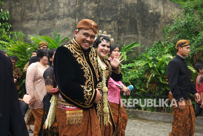 Pasangan pengantin baru, Kahiyang Ayu dan Bobby Nasution, menyapa tamu undangan yang hadir dalam sesi resepsi siang di Graha Saba, Solo, Rabu (8/11). 