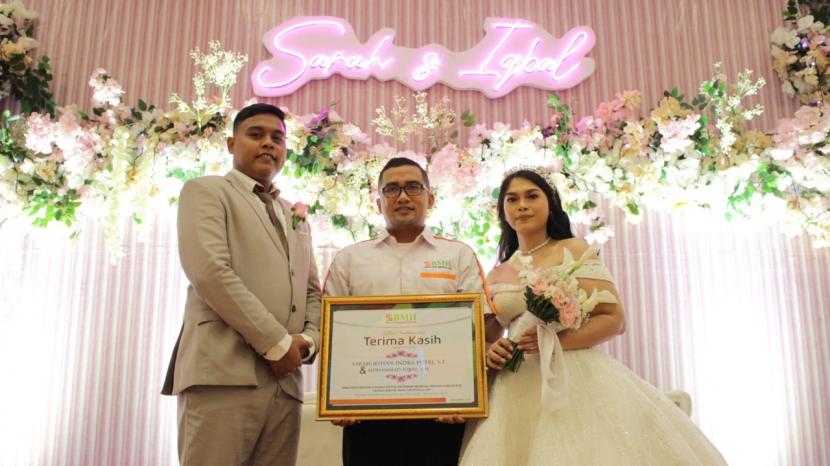 Pasangan pengantin di Surabaya, Sarah Jeihan Indra Putri dan Mohammad Iqbal menyedekahkan seluruh uang hasil buwuhan untuk membangun sumur bor melalui Laznas BMH.