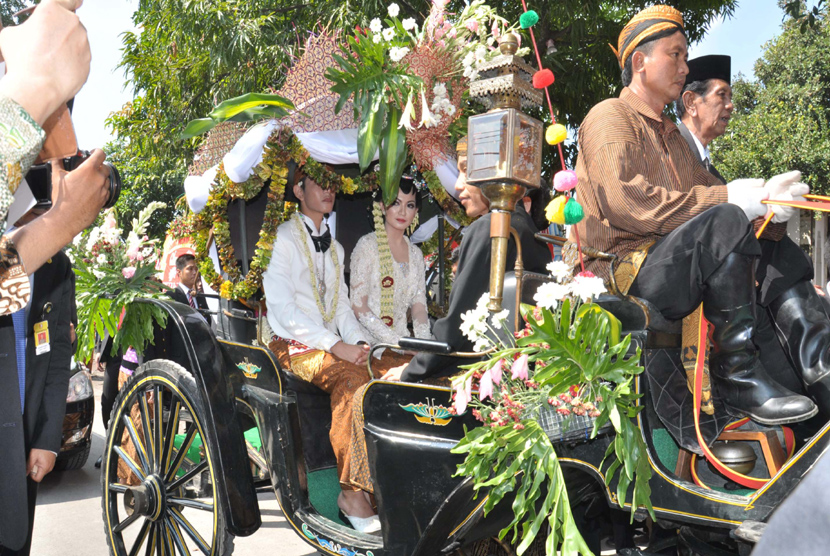Pasangan pengantin, Gibran- Selvi meninggalkan lokasi resepsi menuju kediaman Presiden RI, Joko Widodo, Kamis (11/6).