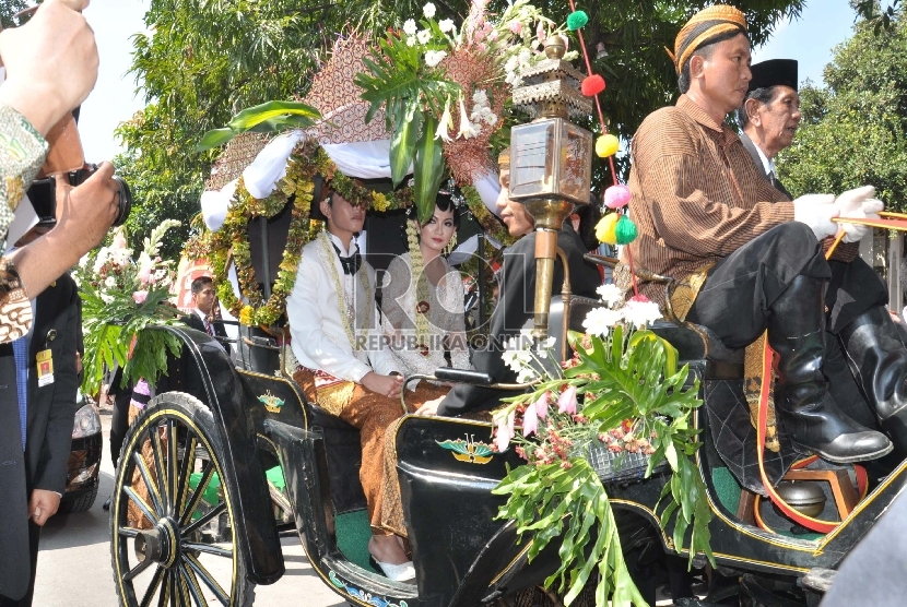 Pasangan pengantin, Gibran- Selvi meninggalkan lokasi resepsi menuju kediaman Presiden RI, Joko Widodo, Kamis (11/6). (Republika/Bowo Pribadi)