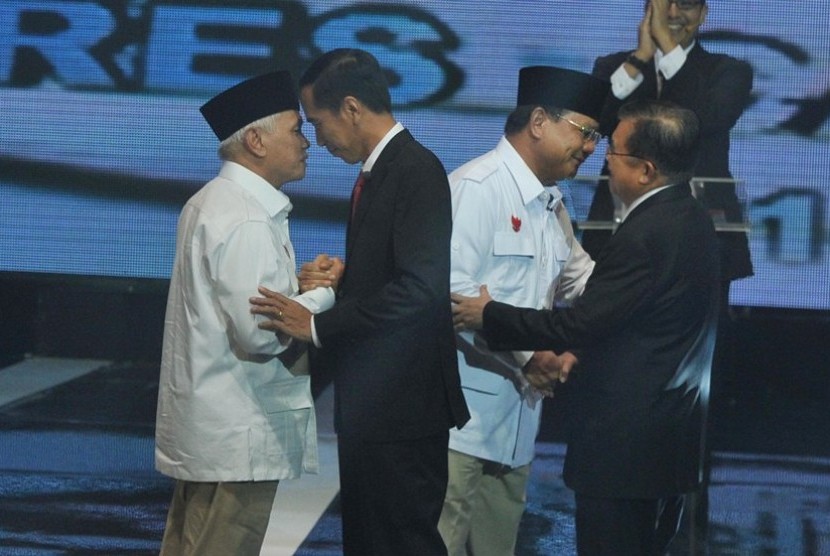 Pasangan Peserta Pemilu Presiden 2014 Prabowo Subianto-Hatta Rajasa dan Joko Widodo-Jusuf Kalla saling menyapa sebelum Debat Capres-Cawapres di Jakarta, Senin (9/6). Debat pertama tersebut mengambil tema Pembangunan Demokrasi, Pemerintahan Yang Bersih dan 
