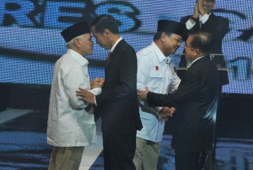 Pasangan Peserta Pemilu Presiden 2014 Prabowo Subianto-Hatta Rajasa dan Joko Widodo-Jusuf Kalla saling menyapa sebelum Debat Capres-Cawapres di Jakarta, Senin (9/6).