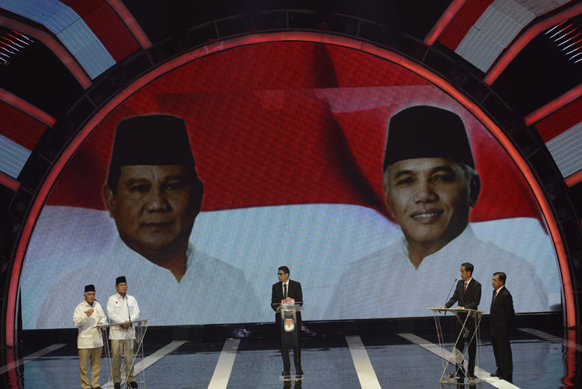 Pasangan Peserta Pemilu Presiden 2014 Prabowo Subianto-Hatta Rajasa dan Joko Widodo-Jusuf Kalla menyampaikan visi dan misinya saat Debat Capres-Cawapres di Jakarta, Senin (9/6).