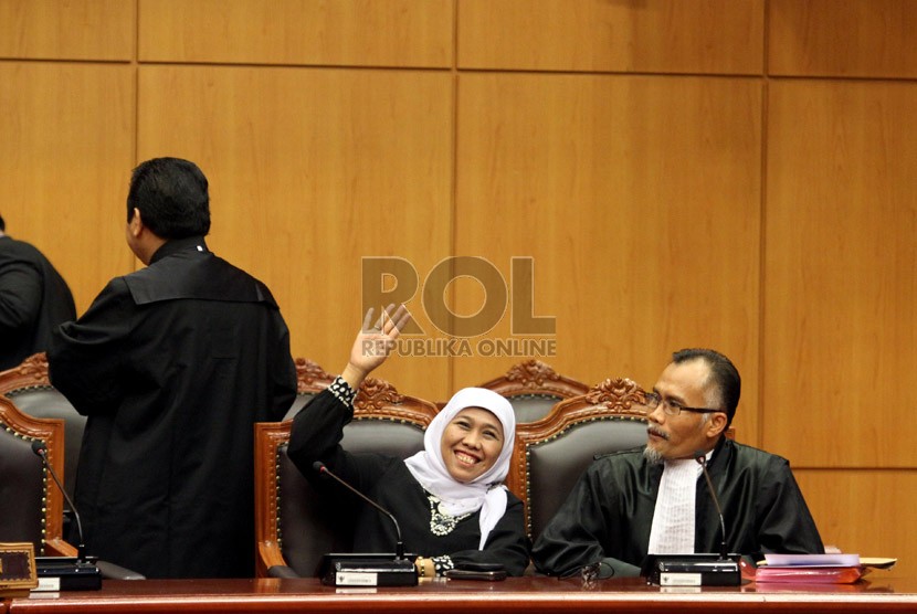 Pasangan peserta Pilkada Jawa Timur Khofifah Indar Parawansa (tengah) didampingi kuasa hukumnya mengikuti sidang perdana gugatan pilkada di Gedung MK, Jakarta, Selasa (24/9).  (Republika/Adhi Wicaksono)