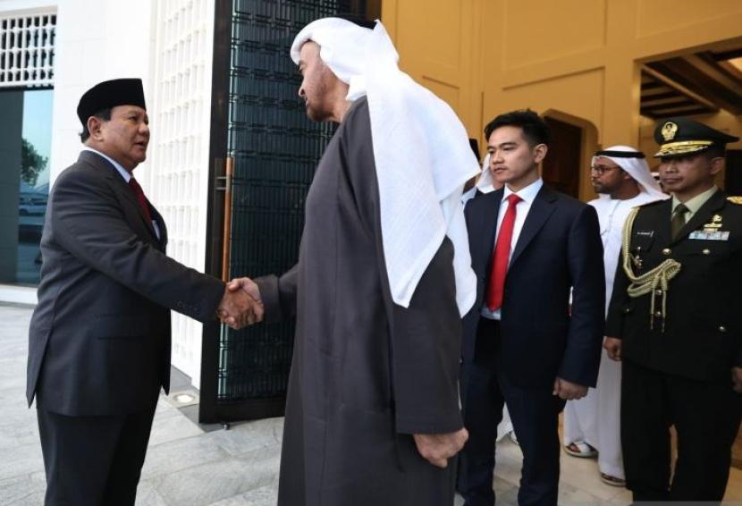 Pasangan Prabowo Subianto dan Gibran Rakabuming Raka disambut Syeikh Mohamed bin Zayed Al Nahyan (MBZ) di Istana Al Shati, Abu Dhabi, Senin (13/5/2024). 